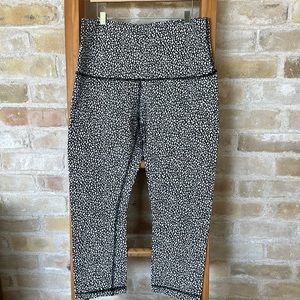 Lululemon cropped leggings in size 10 in black and white pattern